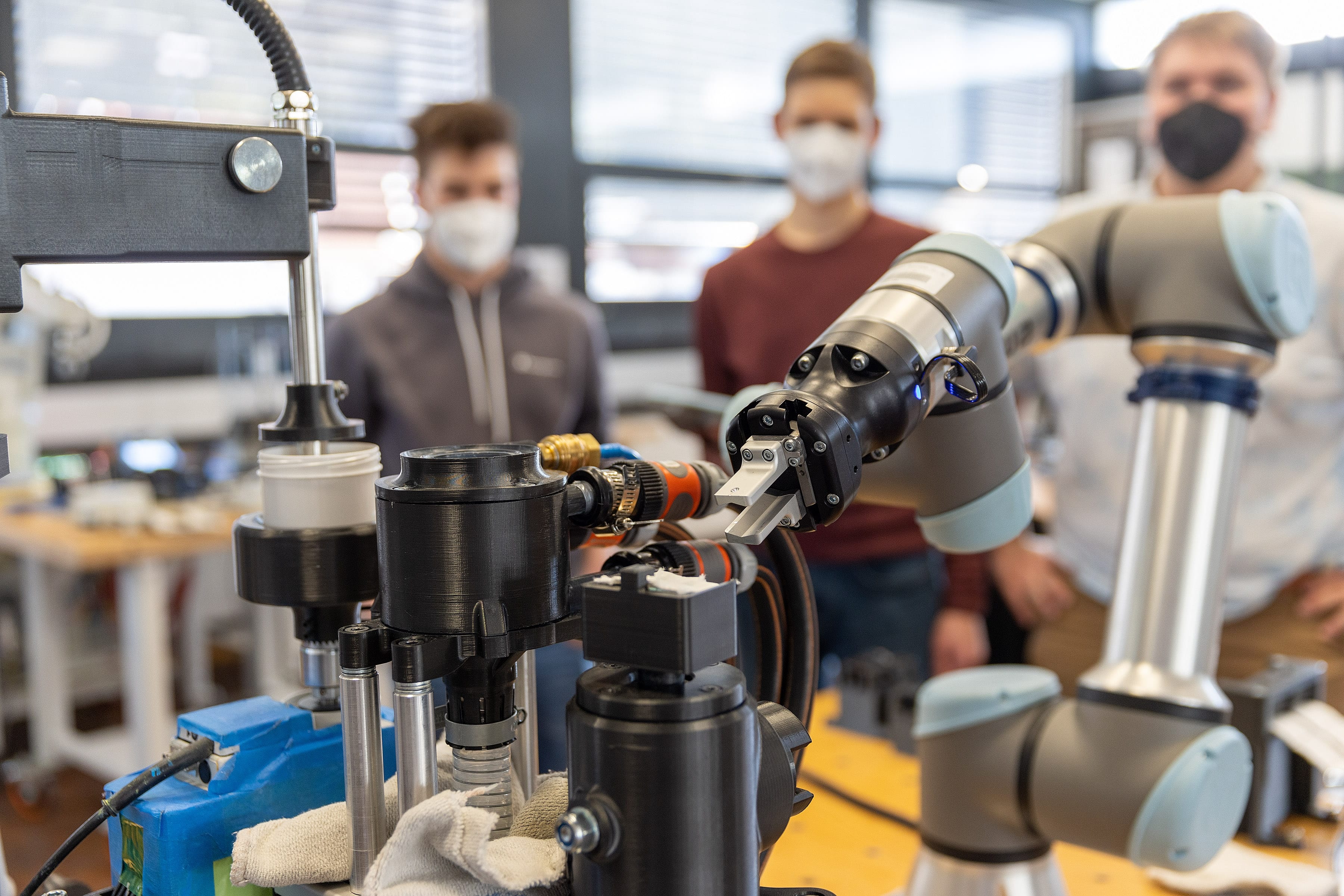 Wenn der Roboter reinigt: Diplomprojekt macht die Arbeit im ADLER-Lack-Labor leichter 